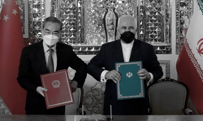 O ministro das Relações Exteriores do Irã, Mohammad Javad Zarif (direita) e seu homólogo chinês, Wang Yi, posam para uma foto depois de assinar um acordo em Teerã, no Irã, em 27 de março de 2021 (AFP via Getty Images)