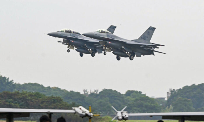 Dois caças armados F-16V fabricados nos EUA sobrevoam uma base da força aérea em Chiayi, no sul de Taiwan, em 5 de janeiro de 2022 (Sam Yeh/AFP via Getty Images)