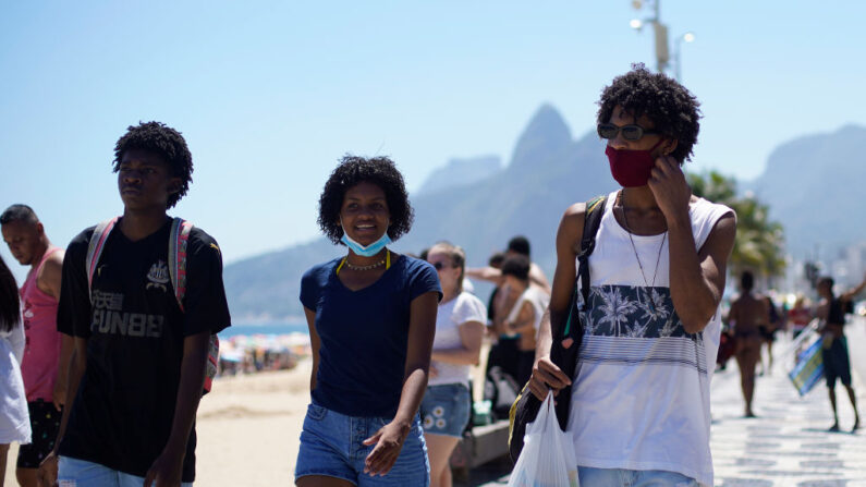 Pessoas caminham na praia de Ipanema enquanto as temperaturas sobem acima de 40 graus Celsius no dia 18 de janeiro de 2022, no Rio de Janeiro, Brasil (Wagner Meier/Getty Images)