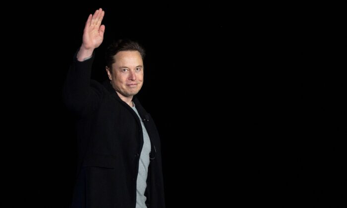 Elon Musk gesticula enquanto fala durante uma conferência de imprensa nas instalações da Starbase, da SpaceX, perto de Boca Chica Village, no sul do Texas, no dia 10 de fevereiro de 2022 (Jim Watson/AFP via Getty Images)
