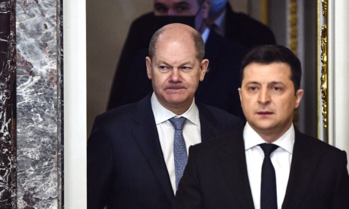 O chanceler alemão Olaf Scholz (esquerda) e o presidente ucraniano Volodymyr Zelensky chegam para realizar uma coletiva de imprensa conjunta em Kiev, no dia 14 de fevereiro de 2022 (Sergei Supinsky/AFP via Getty Images)