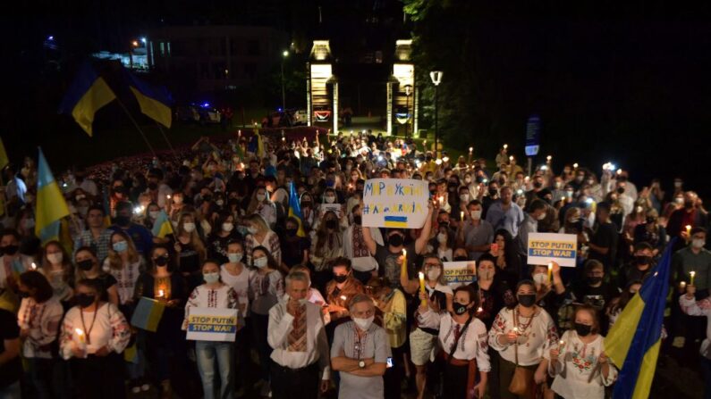 Membros da comunidade ucraniana protestam contra a guerra e em apoio à Ucrânia no Memorial Ucraniano em Curitiba, Paraná, Brasil, no dia 25 de fevereiro de 2022 (NELSON ALMEIDA/AFP via Getty Images)
