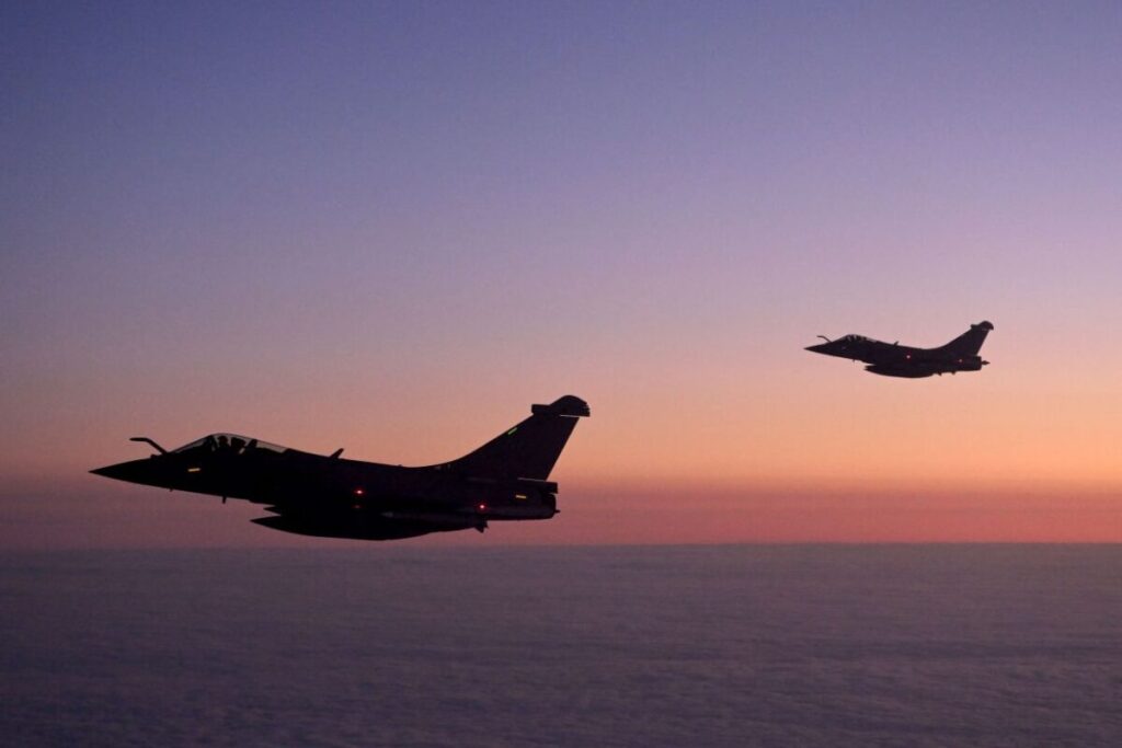 Caças a jato Rafale da força aérea francesa patrulham o espaço aéreo sobre a Polônia no dia 4 de março de 2022, como parte do sistema de vigilância da OTAN (Nicolas Tucat/AFP via Getty Images)