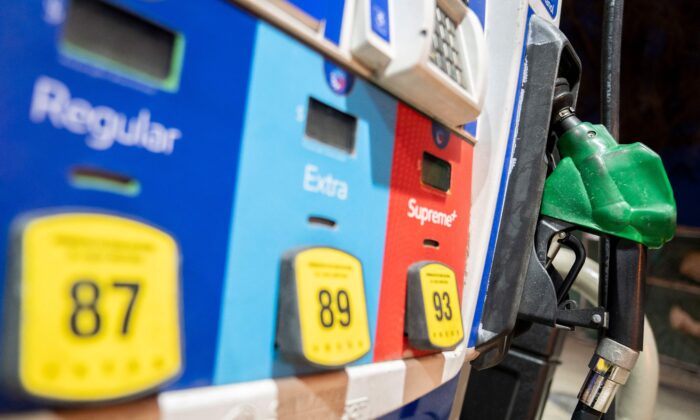 Uma bomba de gasolina fica em um suporte em um posto de gasolina da Exxon em Washington, DC, no dia 13 de março de 2022 (STEFANI REYNOLDS/AFP via Getty Images)