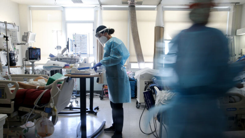 cuida de pacientes com COVID-19 em uma UTI improvisada (Unidade de Terapia Intensiva) no Harbor-UCLA Medical Center em 21 de janeiro de 2021, em Torrance, Califórnia (Mario Tama/Getty Images)