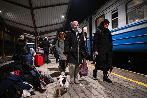 Cidadãos ucranianos chegam de trem de Kiev, na Ucrânia, na principal estação ferroviária no dia 28 de fevereiro de 2022, em Przemysl, na Polônia. Governos de todo o mundo continuam lutando para evacuar seus cidadãos, presos entre a invasão armada da Rússia e uma crescente crise humanitária à medida que os ucranianos fogem para países vizinhos (Foto de Omar Marques/Getty Images)
