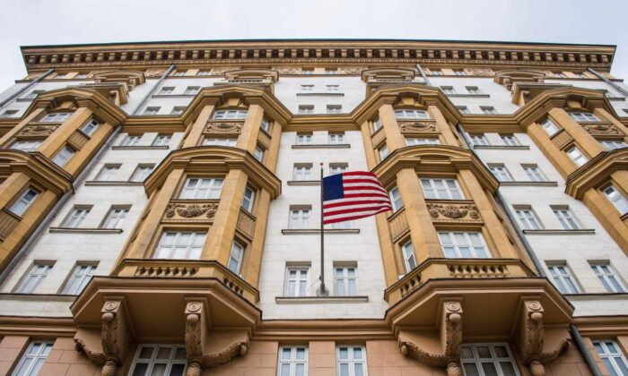 Uma foto de arquivo tirada em 31 de julho de 2017 do prédio da embaixada dos EUA em Moscou (Mladen Antonov/AFP via Getty Images)