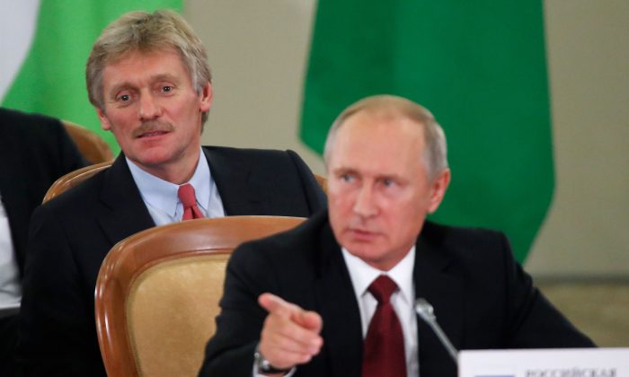 O líder da Rússia, Vladimir Putin, e o porta-voz do Kremlin, Dmitry Peskov, participam de uma sessão do Conselho de Chefes da Comunidade de Estados Independentes (CEI) em Sochi, no dia 11 de outubro de 2017 (Maxim Shemetov /AFP/Getty Images)