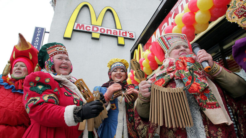 Músicos russos com roupas tradicionais se apresentam em frente ao restaurante McDonald's mais movimentado do mundo, na Praça Pushkin, em Moscou, durante o 15º aniversário da abertura de seu primeiro restaurante na Rússia, em 31 de janeiro de 2005. Desde a inauguração em janeiro de 1990, o McDonald's atendeu mais de um bilhão clientes e mais de 132 milhões de Big Macs. Existem 127 restaurantes McDonald's em 37 cidades russas. (ALEXANDER MEMENOV/AFP via Getty Images)