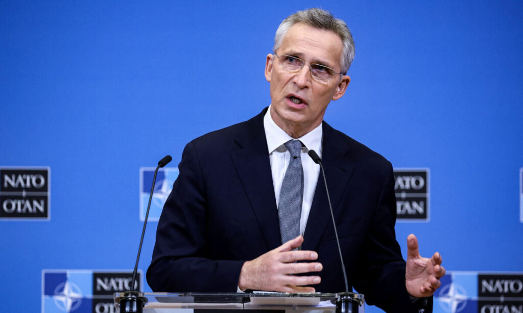 O secretário-geral da OTAN, Jens Stoltenberg, se pronuncia durante uma entrevista coletiva antes de uma reunião de dois dias dos ministros da Defesa da aliança na sede da OTAN em Bruxelas, no dia 15 de fevereiro de 2022 (Kenzo Tribouillard/AFP via Getty Images)