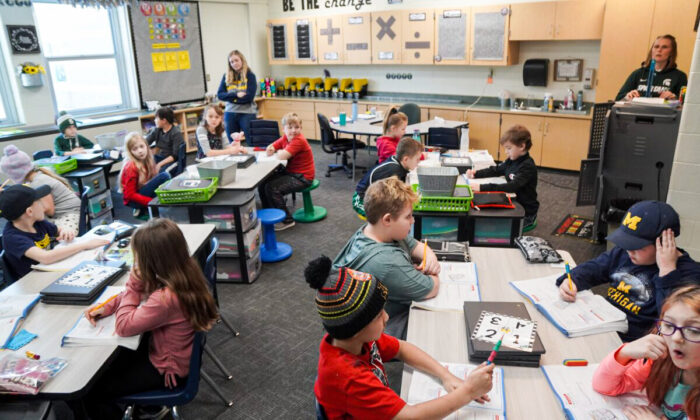 Uma turma da terceira série na Brown City Elementary em Brown City, em Michigan, no dia 28 de janeiro de 2022 (Steven Kovac/Epoch Times)