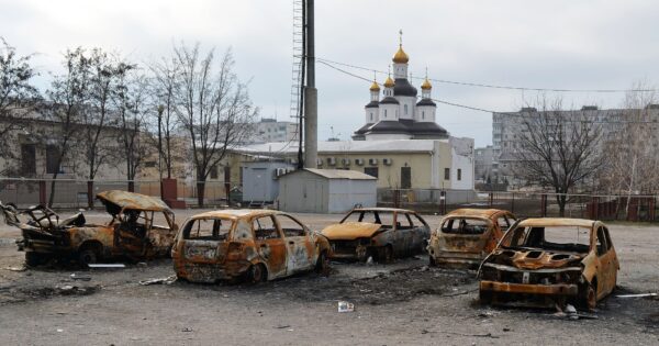 Carros queimados após bombardeios perto de uma igreja na cidade de Mariupol, no sudeste da Ucrânia, região de Donetsk, na Ucrânia, em 25 de fevereiro de 2015 (Genya Savilov/AFP via Getty Images)