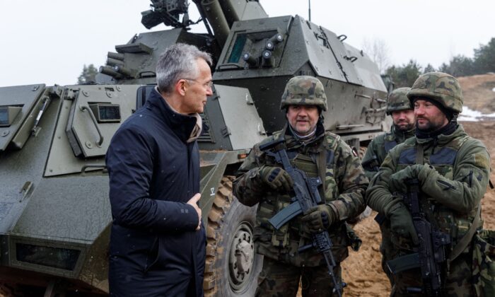 O secretário-geral da Otan, Jens Stoltenberg, conversa com soldados durante uma visita à base militar de Adazi, nordeste de Riga, na Letônia, no dia 8 de março de 2022 (Toms Norde/AFP via Getty Images)