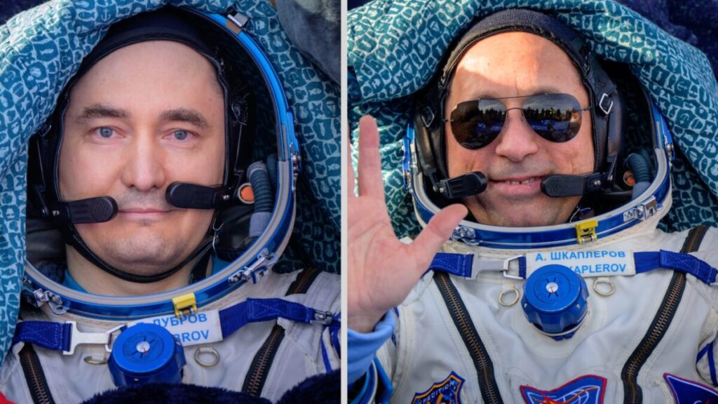 Os cosmonautas russos Pyotr Dubrov (E) e Anton Shkaplerov são vistos do lado de fora da espaçonave Soyuz MS-19 após pousar com o colega de tripulação e astronauta da NASA Mark Vande Hei em uma área remota perto da cidade de Zhezkazgan, Cazaquistão, em 30 de março de 2022 ( Bill Ingalls/NASA via AP)