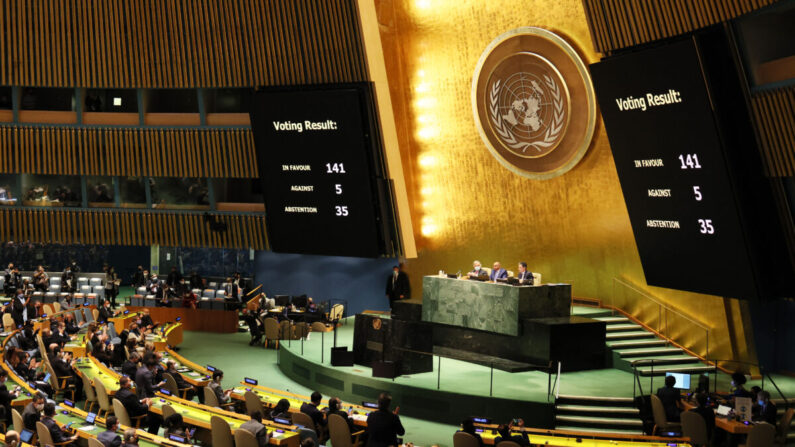 Resultados de uma votação da Assembleia Geral sobre uma resolução são exibidos em uma tela durante uma sessão especial da Assembleia Geral na sede das Nações Unidas em Nova Iorque, no dia 2 de março de 2022 (Michael M. Santiago/Getty Images)