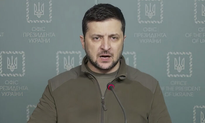 O presidente ucraniano Volodymyr Zelensky se pronuncia em Kiev, na Ucrânia, no dia 15 de março de 2022 (Agência de Imprensa Presidencial da Ucrânia via AP)
