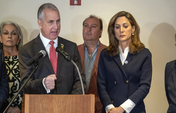 Os congressistas republicanos da Flórida, Mario Díaz-Balart e María Elvira Salazar falam durante uma coletiva de imprensa, em Miami, na Flórida (EFE/ Álvaro Blanco)
