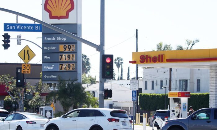 O preço da gasolina super sem chumbo atingiu US $7,29 o galão nesta estação Mid-City Shell em Los Angeles, na Califórnia, no dia 7 de março de 2022 (Luis Sinco/Los Angeles Times via TCA)
