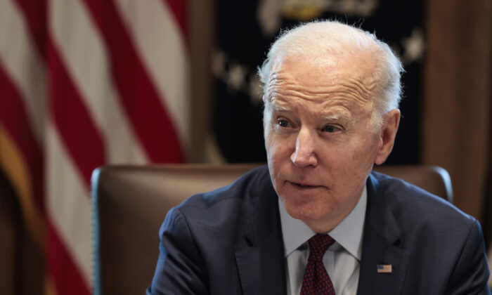 O presidente Joe Biden fala com repórteres antes do início de uma reunião de gabinete na Sala do Gabinete da Casa Branca, em Washington, no dia 3 de março de 2022 (Anna Moneymaker/Getty Images)
