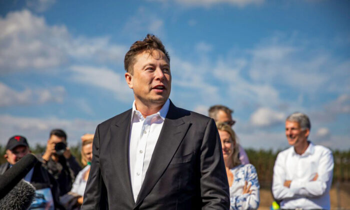 O chefe da Tesla, Elon Musk, se pronuncia à imprensa ao chegar para dar uma olhada no canteiro de obras da nova Tesla Gigafactory perto de Berlim, na Alemanha, no dia 3 de setembro de 2020 (Maja Hitij/Getty Images)
