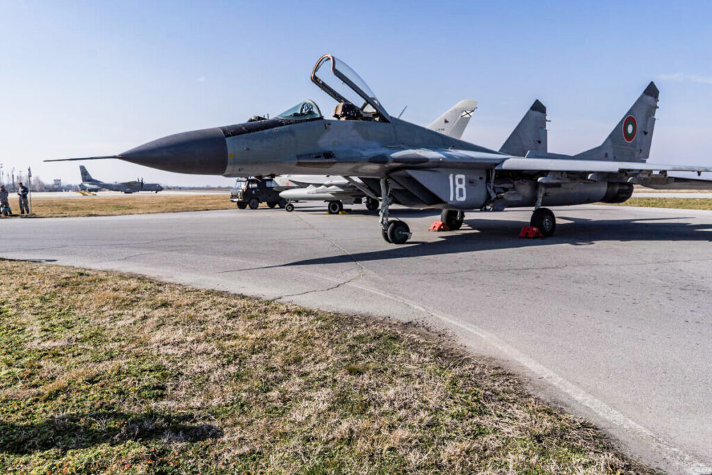 Um caça a jato MiG-29 operado pela Força Aérea Búlgara em Graf Ignatievo, na Bulgária, no dia 17 de fevereiro de 2022 (Hristo Rusev/Getty Images)