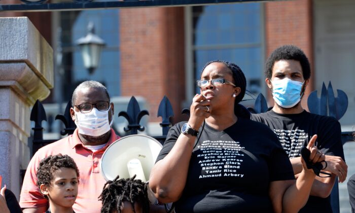 Monica Cannon-Grant (C) fala durante um comício do Black Lives Matter em Boston, Massachusetts, no dia 22 de junho de 2020 (Joseph Prezioso/AFP via Getty Images)
