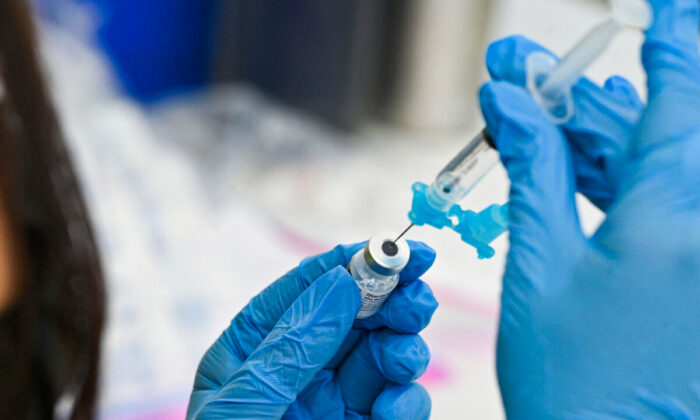Um profissional da saúde enche uma seringa com a vacina da Pfizer contra a COVID-19 em uma imagem de arquivo (Robyn Beck/AFP via Getty Images)