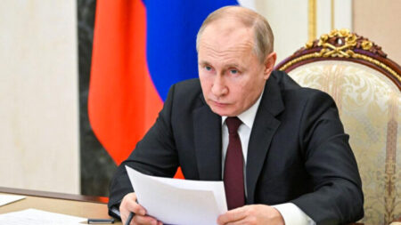Putin assina lei que endurece penas para deserção e rendição de militares