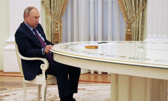 Putin participa de uma reunião com seu homólogo do Azerbaijão no Kremlin, em Moscou, no dia 22 de fevereiro de 2022 (Mikhail Klimentyev/Sputnik/AFP via Getty Images)
