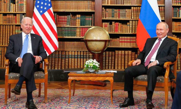 O presidente Joe Biden (esquerda) se encontra com o presidente russo Vladimir Putin na Villa la Grange, em Genebra, no dia 16 de junho de 2021 (Getty Images)