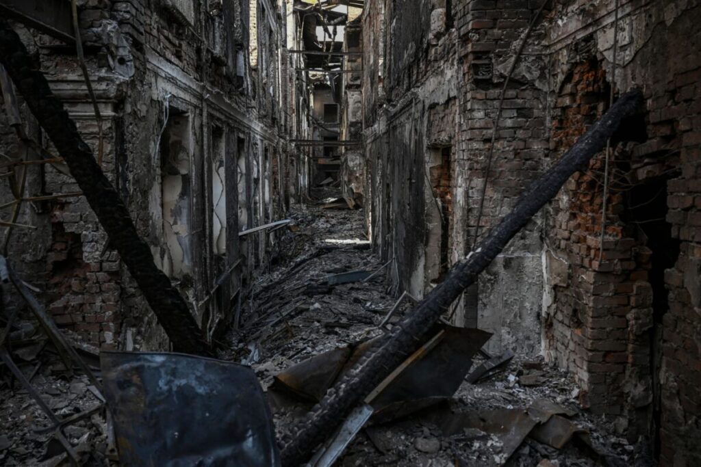 Uma foto mostra uma vista de uma escola destruída em Kharkiv em 25 de março de 2022 (Aris Messinis/AFP via Getty Images)