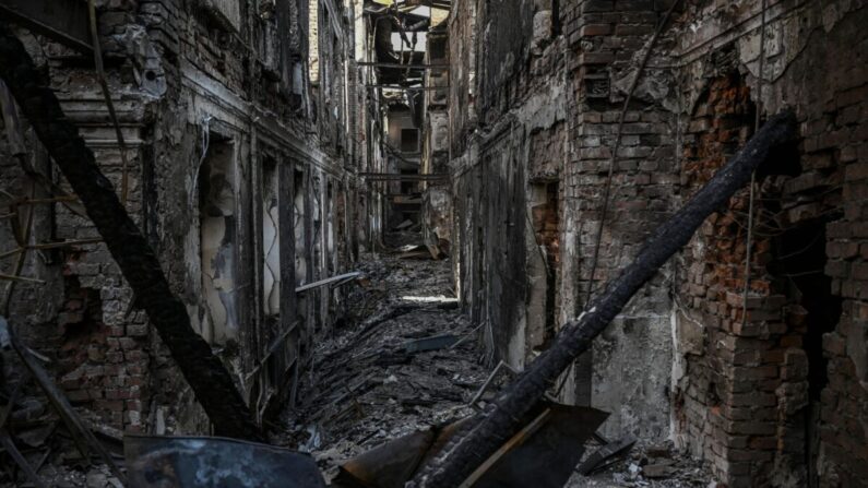 Uma foto mostra uma vista de uma escola destruída em Kharkiv em 25 de março de 2022 (Aris Messinis/AFP via Getty Images)