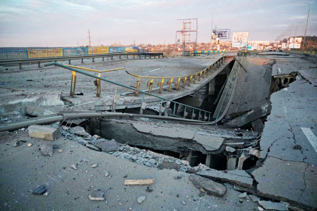 Uma ponte destruída em Bucha, nos arredores de Kiev, na Ucrânia, no dia 12 de março de 2022 (Cortesia de Igor Korsun)