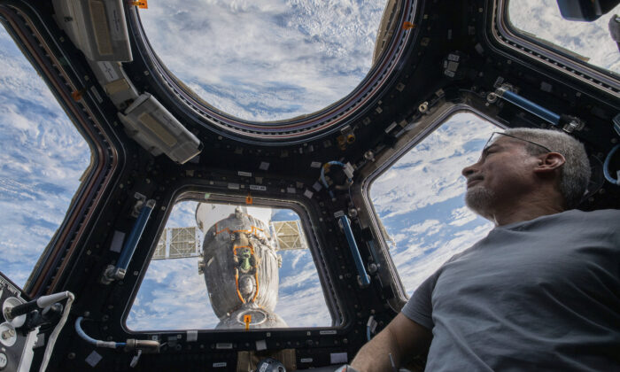 O astronauta americano Mark Vande Hei senta-se na Estação Espacial Internacional no dia 4 de fevereiro de 2022 (Kayla Barron/NASA via AP)
