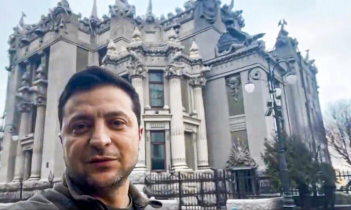 O presidente ucraniano Volodymyr Zelenskyy se pronuncia à nação através de seu smartphone no centro de Kiev, na Ucrânia, no dia 26 de fevereiro de 2022 (Agência de Imprensa Presidencial da Ucrânia via AP)
