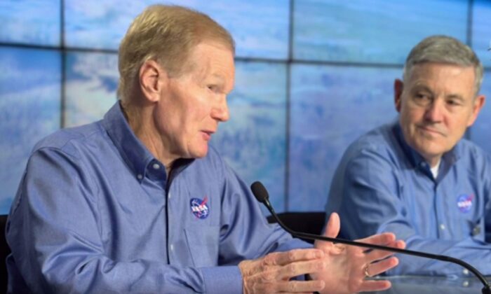 O chefe da NASA, Bill Nelson (esquerda), fala durante uma coletiva de imprensa antes do lançamento da SpaceX Crew-4 em Cabo Canaveral, Flórida, em 26 de abril de 2022 (NASA/Screenshot via Epoch Times)