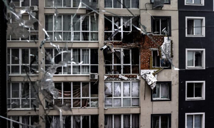 Um prédio destruído em Bucha, na Ucrânia, a noroeste de Kiev, em 2 de abril de 2022 (Ronaldo Schemidt/AFP via Getty Images)