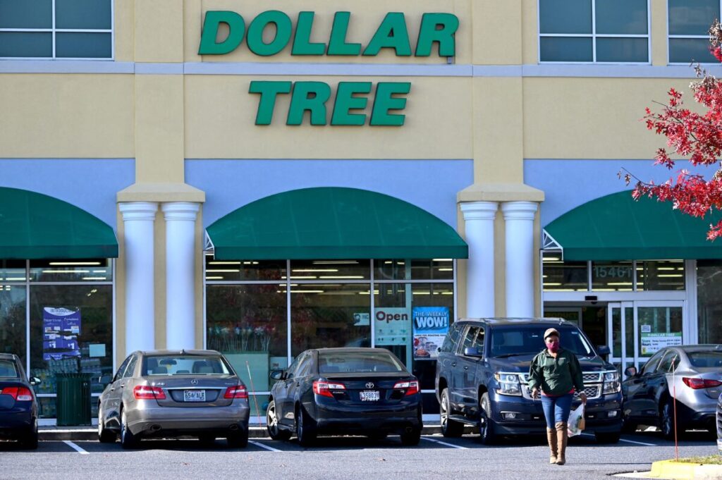 O logotipo da Dollar Tree em sua loja em Bowie, Maryland, em 23 de novembro de 2021 (Jim Watson/AFP via Getty Images)