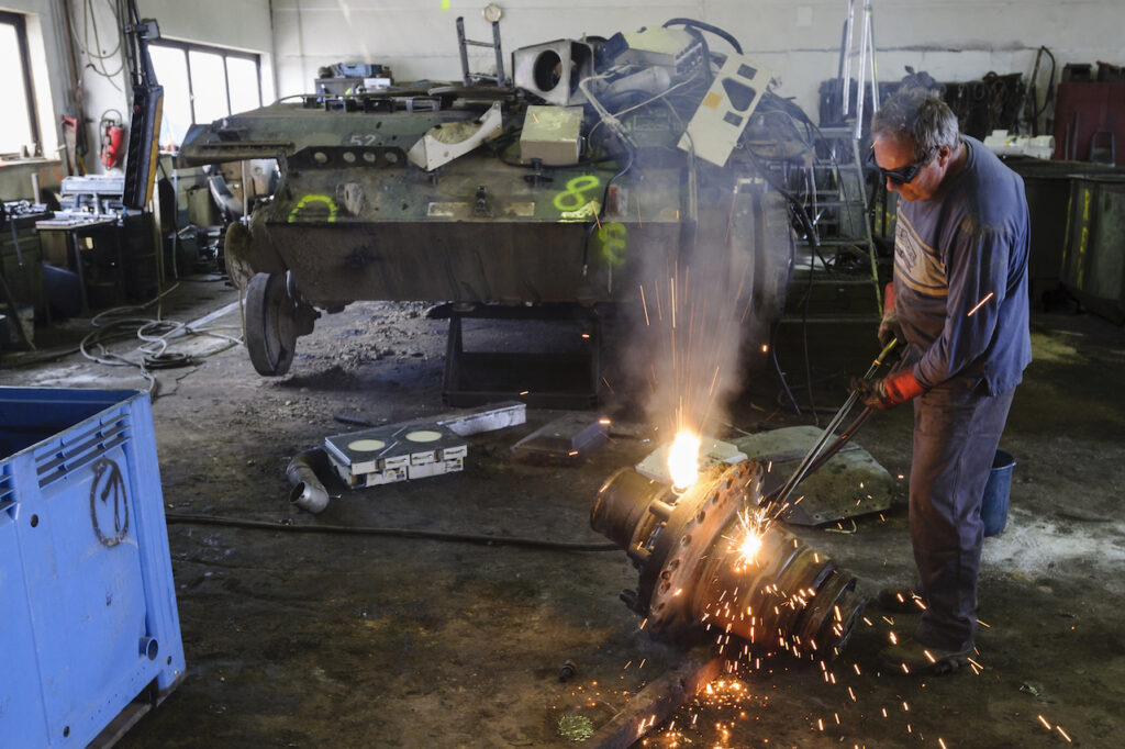 Um técnico usa uma tocha de soldador para cortar partes de um tanque de canhão antiaéreo Gepard que pertenceu à Bundeswehr na Battle Tank Dismantling GmbH Koch em Edeleben, Alemanha, em 23 de abril de 2014. Desde o início dos anos 1990, a empresa desmantelou mais de 15.000 tanques e outros veículos blindados, de arsenais alemães, austríacos, franceses e outros europeus, já que muitas nações reduziram suas forças militares pelo Tratado das Forças Armadas Convencionais na Europa (Jens Schlueter/Getty Images)