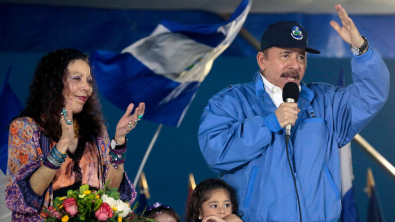 O presidente nicaraguense Daniel Ortega (D) fala a apoiadores, junto com sua esposa, a vice-presidente Rosario Murillo, em Manágua, Nicarágua, no dia 13 de outubro de 2018 (Inti Ocon/AFP via Getty Images)