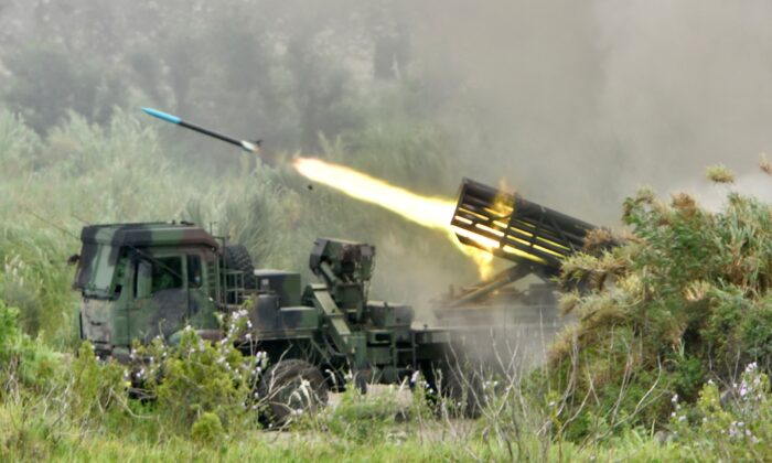 Um projétil é lançado de um sistema de foguete múltiplo Thunderbolt-2000 de fabricação taiwanesa durante os exercícios militares anuais de Han Kuang em Taichung, Taiwan, em 16 de julho de 2020 (Sam Yeh/AFP via Getty Images)