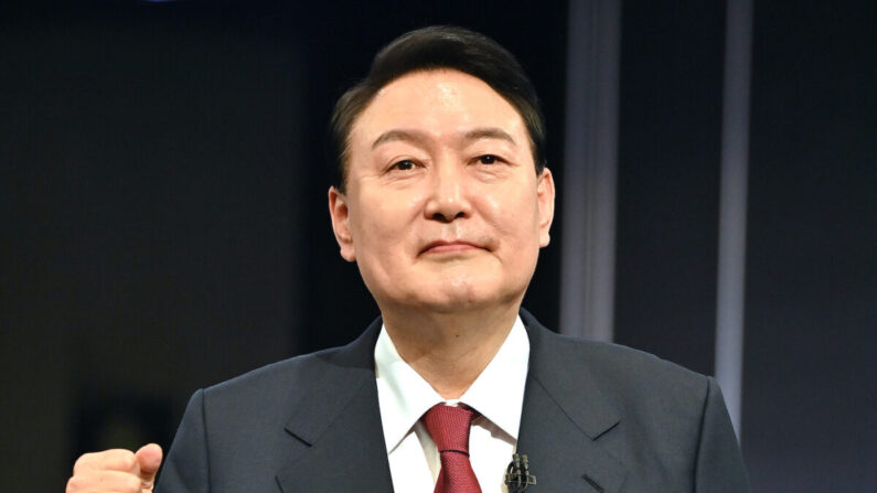 O candidato presidencial da Coreia do Sul, Yoon Suk-yeol, do principal partido de oposição People Power Party, assiste antes do debate presidencial televisionado para a próxima eleição presidencial de 9 de março no estúdio KBS em 02 de março de 2022 em Seul, Coreia do Sul (Foto de Jung Yeon-Je - Pool/Getty Images)