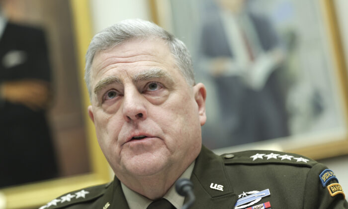 O presidente do Estado-Maior Conjunto, general Mark Milley, testemunha perante o Comitê de Serviços Armados da Câmara no Capitólio, em 5 de abril de 2022, em Washington. O Comitê realizou uma audiência sobre a solicitação de orçamento do ano fiscal de 2023 do Departamento de Defesa (Kevin Dietsch/Getty Images)