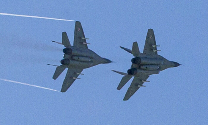 Dois MiG-29 poloneses sobrevoam a base aérea de Malbork, Polônia, em 29 de abril de 2014 (Joel Saget/AFP via Getty Images)