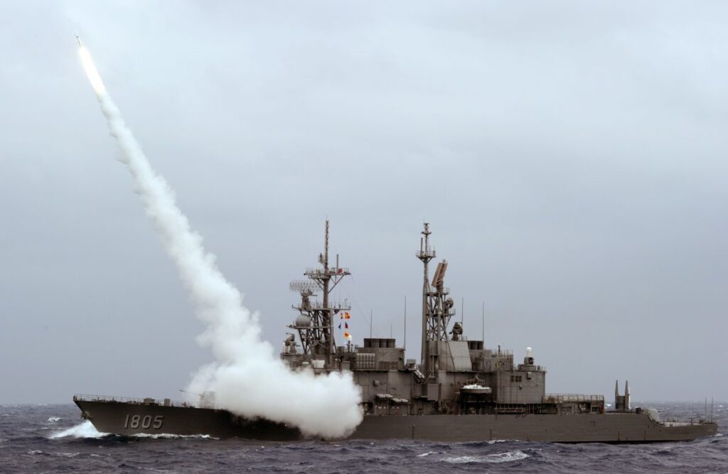 Um destróier de Taiwan lança um míssil terra-ar durante exercícios destinados a simular um ataque da China comunista, perto da costa leste de Taiwan, em 26 de setembro de 2013 (Sam Yeh/AFP/Getty Images)