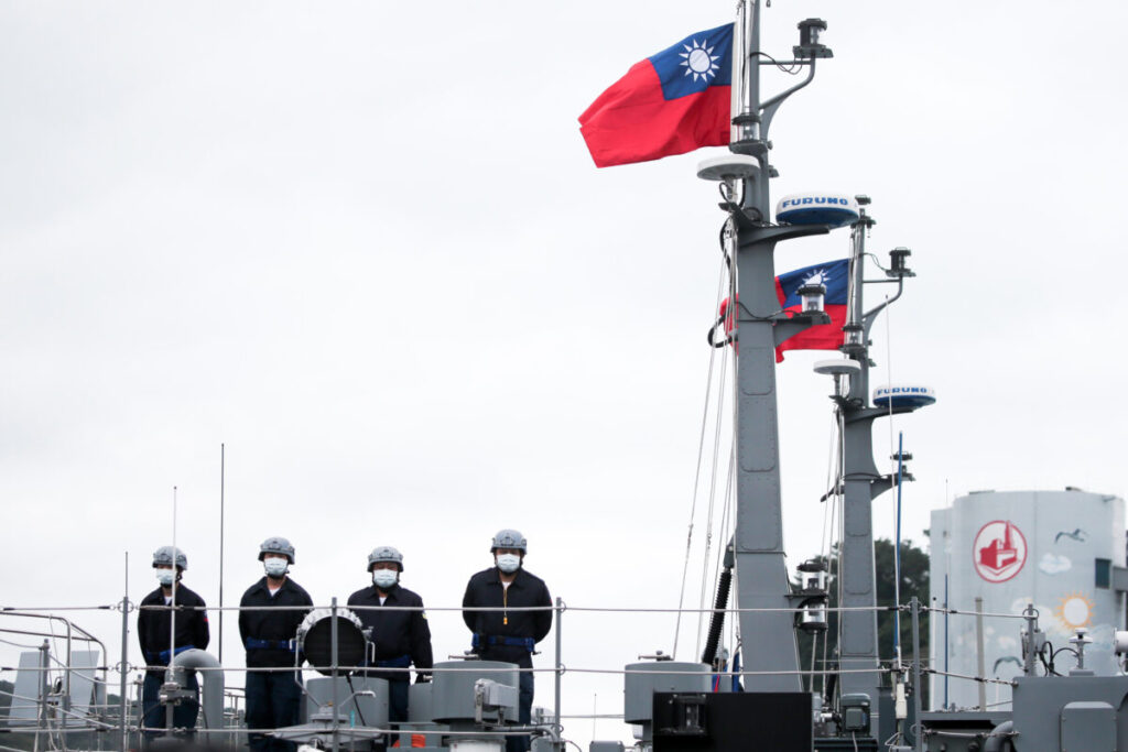 Soldados a bordo de um lançador de minas da Marinha de Taiwan em Keelung, Taiwan, em 7 de janeiro de 2022. Taiwan está se preparando para mais patrulhas militares chinesas este ano, depois que as incursões do Exército da Libertação Popular mais que dobraram em 2021, alimentando a preocupação com um confronto entre os grandes poderes da região (I-Hwa Cheng/Bloomberg via Getty Images)