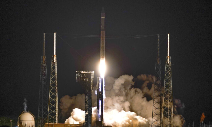 Um foguete Atlas V da United Launch Alliance carregando a espaçonave LUCY decola do Complexo de Lançamento 41 na Estação da Força Espacial de Cabo Canaveral, em Cabo Canaveral, Flórida, no dia 16 de outubro de 2021 (John Raoux/AP Photo)