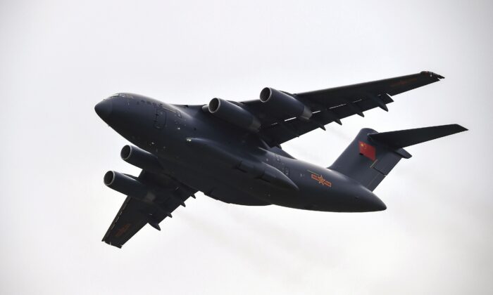 Um avião de transporte pesado Xian Y-20 sobrevoa durante o Zhuhai Air Show em Zhuhai, província de Guangdong, no sul da China, em 1º de novembro de 2016 (STR/AFP via Getty Images)