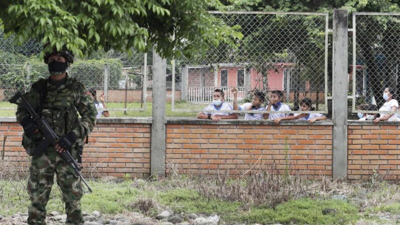 Um soldado do Exército colombiano em guarda, em uma fotografia de arquivo (EFE/ Carlos Ortega)