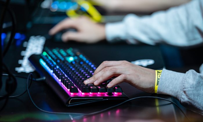 Nesta imagem de arquivo, um participante está sentado em um monitor de computador durante um festival de videogame em Leipzig, na Alemanha, em 15 de fevereiro de 2019 (Jens Schlueter/Getty Images)